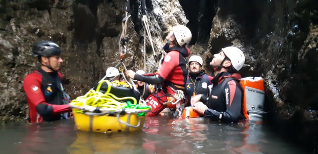 Im kalten Wasser müssen die Bergretter bei schwierigen Verhältnissen zusammenarbeiten. Dies dauert meist einige Stunden. | Foto: Hutticher/Steiner