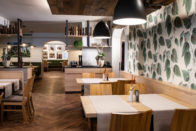 Dezente Farbgestaltung, heimeliges Holz und überall Hinweise auf den Pfeffer, der Namenspate für das Restaurant ist