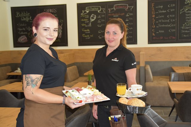 Sabrina und Anne sorgen im "Al Panino" dafür, dass die Gäste mit allem versorgt werden, was das Herz begehrt