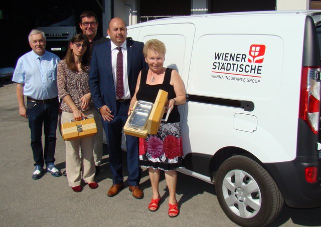 Bürgermeister Gerhard Kirchmaier, Maria Böhm, Wiener Städtische-Bezirksdirektor Ronald Koller, Nikolaus Ambrosi und Elisabeth Jank.
 | Foto: Roman Flicker