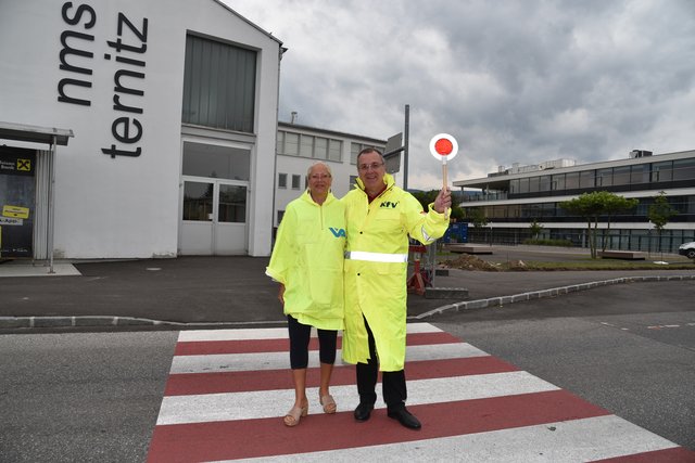 Schulstadträtin Mag. Andrea Reisenbauer und Bürgermeister Rupert Dworak vor dem Schulcampus Ternitz.