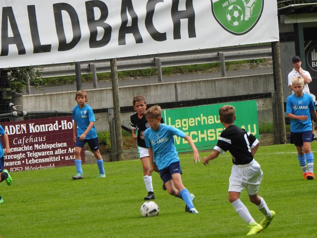 Rassige, aber faire Duelle, prägten das freundschaftliche Fußballspiel der Buben aus Hartberg und Wien