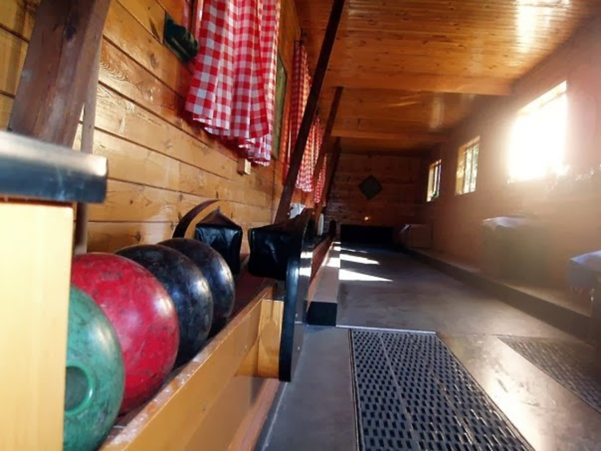 Alte hölzerne Kegelbahn in Gablitz: Eine Kegelbahn mit Geschichte