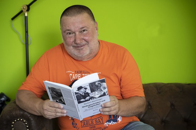 Autor Norbert Blaichinger mit seinem neuen Buch über zwei Zeller Künstler.