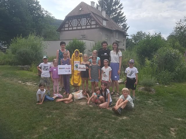 Die Ferienspielgruppe mit Tim Proy und Marlies Bauer von Südwind NÖ.