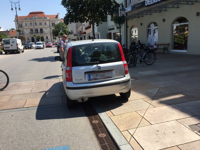 Auf dem Hauptplatz. Naja, der tut nix, der will nur falsch parken. | Foto: zVg