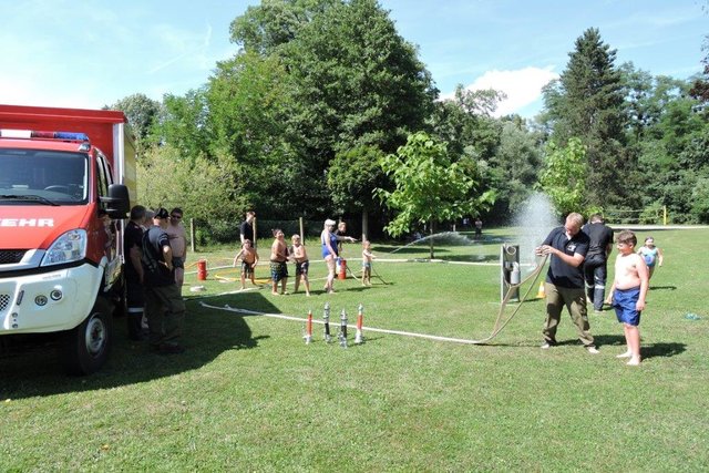 Vereine und Einsatzorganisationen, wie die Feuerwehr luden an verschiedenen Stationen zum Mitmachen ein.