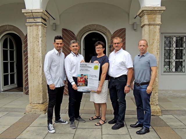 WOCHE-Werbeberater Elmir Denic, Vizebürgermeister Franz Fartek, Maria und Sepp Matzhold sowie WOCHE-Redaktionsleiter Heimo Potzinger (v.l.) laden zum Kinospaß in Fehring ein. | Foto: WOCHE