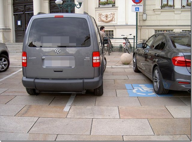 Hmm ... auch eine ganz besondere Art und Weise, sein Auto abzustellen.  | Foto: zVg