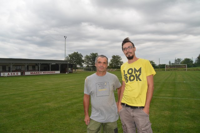 Emil Horvath mit Daniel Radits am Sportplatz