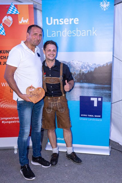 Sommercocktail in Zams: Peter Moritz, Geschäftsstellenleiter Hypo Tirol Bank Landeck (li.) und Patrick Schwarz, Bezirksvorsitzender JW-Landeck. | Foto: © WK Landeck, Frank Neuner