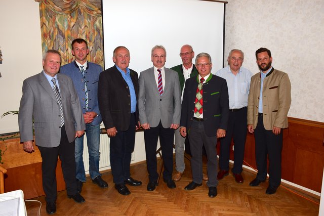 Revisor Anton Fitzthum, AR-Vorsitzender Johann Kainz, Obmann-Stv. Franz Troll, Geschäftsführer Herbert Fürst, Ehrenobmann Johann Weinberger, Obmann Hermann Lauter, Günther Pfandler, RWA-Bereichsleiter Christoph Metzker.