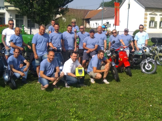 Der Oldtimer-Verein Bachselten sponserte einen Defibrillator für die Gemeinde Mischendorf. | Foto: Gemeinde Mischendorf