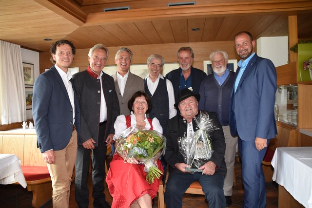 Ließen Ander Haas – im Bild vorne mit Gattin Christl – gebührend hochleben: TVB-GF Roland Volderauer, TVB-Obmann Sepp Rettenbacher, Bgm. Peter Schönherr, Bgm. Hermann Steixner, Bgm. Georg Viertler, Bgm. Robert Denifl und Bgm. Daniel Stern (v.l.)