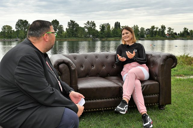 Im Ruderclub Donaubund an der Alten Donau: Sängerin Mathea beim Traum-Talk mit bz-Redakteur Thomas Netopilik. | Foto: Markus Spitzauer