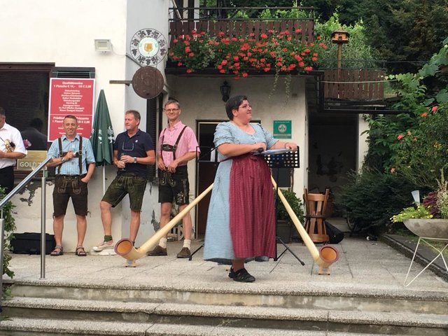 Gastgeberin Johanna Eberhart hat wieder zur Traditionspflege geladen.  | Foto: Martin Weber