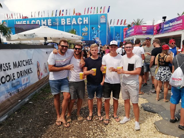Fans: M. Dippold (li.), A. Kögl, S. Engel, B. Weinkum u. M. Wally. | Foto: © Nim