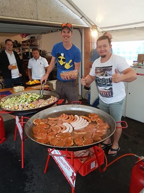 In großen Mengen wird hier für das Ybbser Grätzel gegrillt.