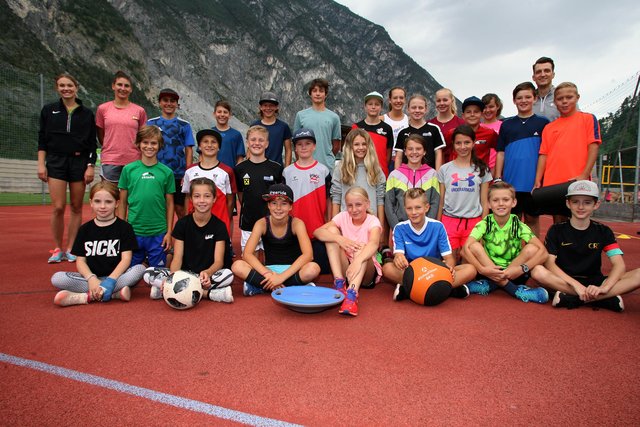 Rund 30 Mädchen und Burschen des Bezirkskaders feilen Aufsicht von Mira Raggl, Gloria Petrasch (hinten li.) und Gabriel Schalatter (hinten re.) drei Mal pro Woche auf der Sportanlage des SV Zams an ihrer Fitness.  | Foto: TSV/Zangerl