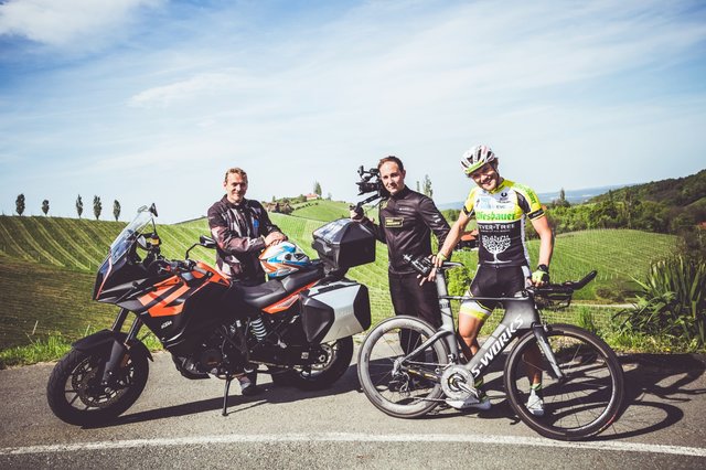 Christoph Strasser mit dem Filmteam an der Grenze Österreich-Slowenien