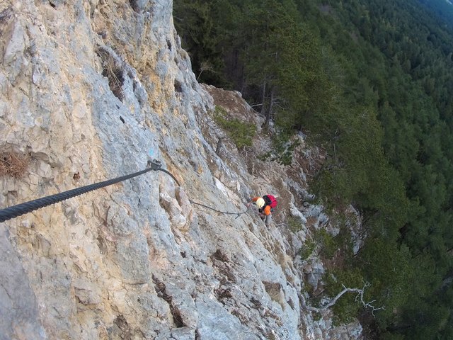 Der Gebirgsvereinssteig: bei Nässe werden die Felsen tückisch und am Stahlseil rutscht man ab. Damit wird der Steig brandgefährlich.