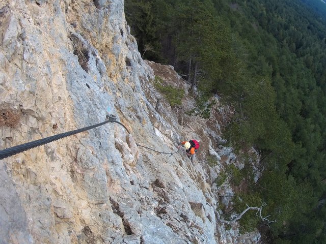 Der Gebirgsvereinssteig: bei Nässe werden die Felsen tückisch und am Stahlseil rutscht man ab. Damit wird der Steig brandgefährlich. | Foto: Santrucek