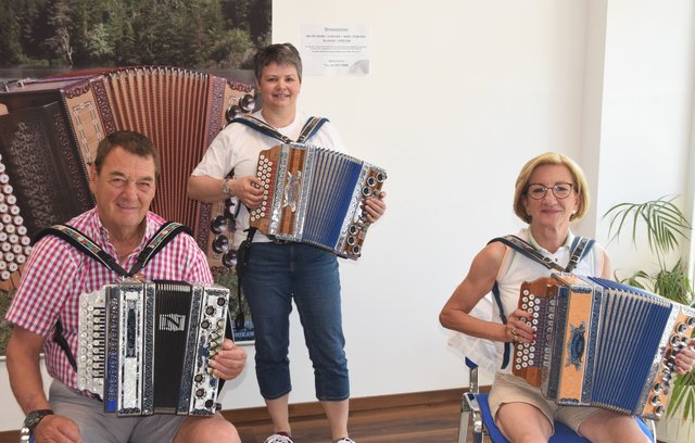 Workshopteilnehmer aus Niederbayern mit ihrer Lehrerin Helene Wechselberger (Mitte).
 | Foto: Michlbauer