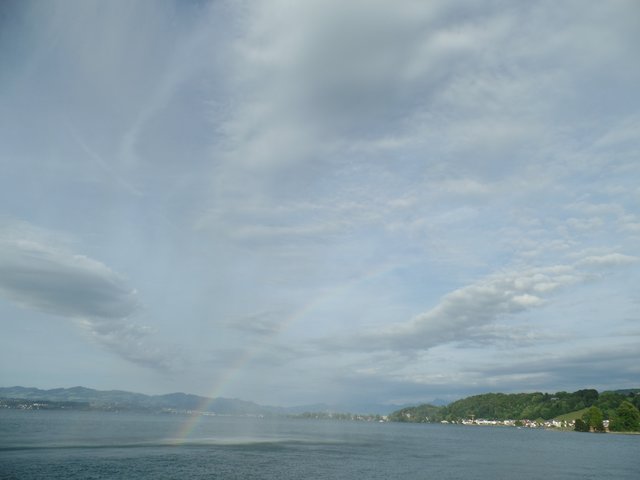 ...und im Licht der Sonne und Tropfentanz, sich ein farbenprächtiger Regenbogen aus dem Wasser erhebt!
