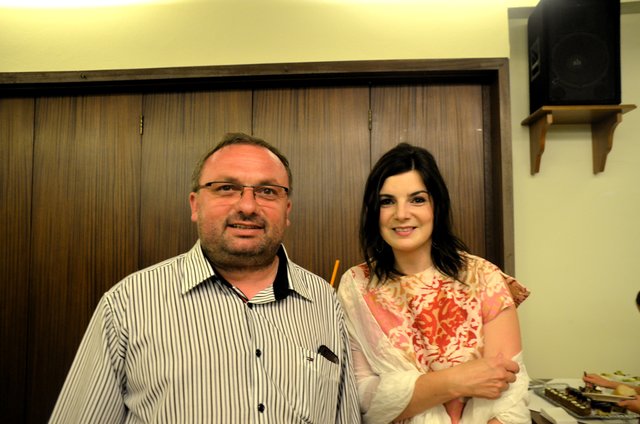 Pater Slawomir Czulak mit Textildesignerin Caro Berger