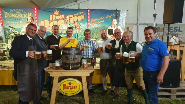 Die Fest-Obleute mit Ehrengästen beim Bieranstich zum Tamsweger Waldfest. | Foto: Bürgerliches Schützenkorps