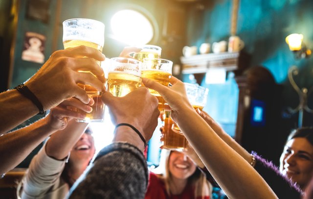 Was Aperolspritzer, Most und Sturm betrifft, sind Eltern und Jugendliche bezüglich gesetzlicher Regelung unsicher.