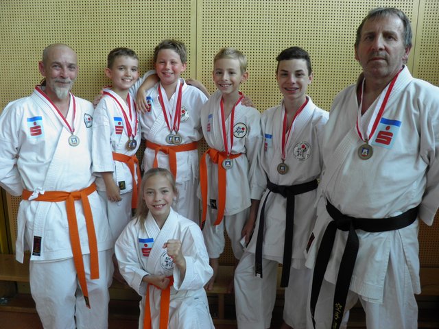 Die Karateka des UKC Sparkasse Grieskirchen freuen sich über ihre Medaillen bei den Österreichischen Shotokan-Meisterschaften. Auch Franz Mair (r.) erkämpfte sich eine in Bronze.