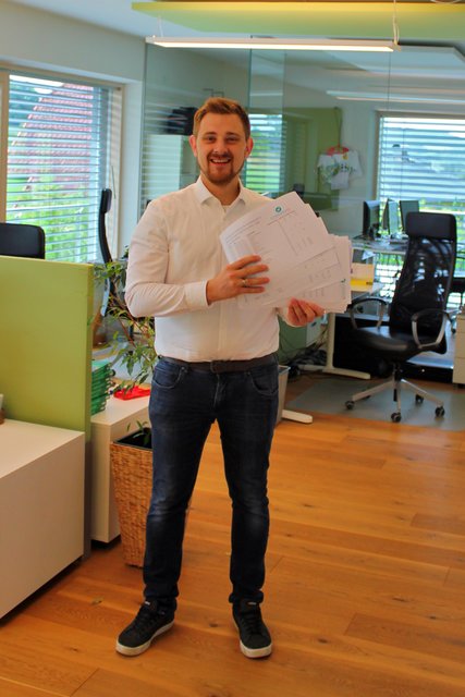 Redaktionsleiter Roland Bamberger mit den Ergebnissen der Umfrage.