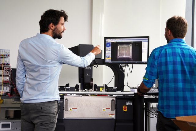 Der fertige Chip muss vermessen werden, um zu sehen, ob die Messung mit der Simulation am Computer übereinstimmt.