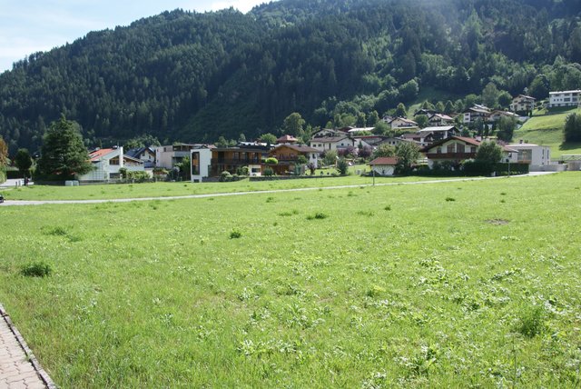 In der Unterengere könnte neben dem WE-Projekt (vorderes Grundstück) bald auch die Neue Heimat Tirol auf der hinteren Wiese bauen.