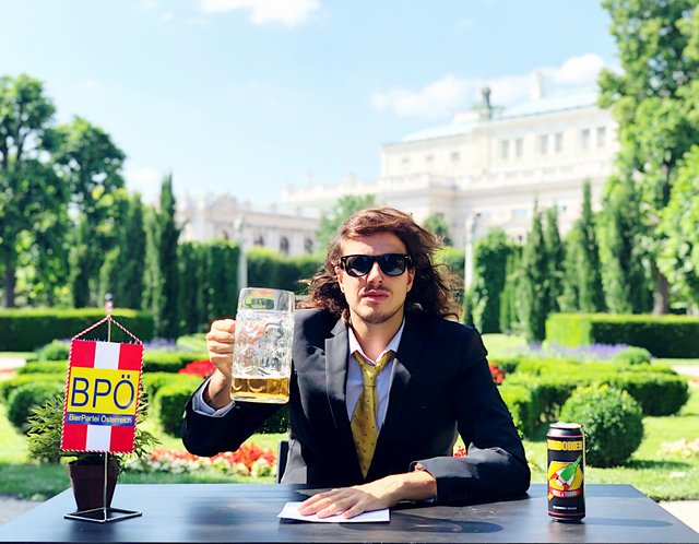 Die Bierpartei Österreich (BPÖ) steht in Wien am 29. September am Wahlzettel. Marco Pogo will unter dem Motto "Dicht in die Zukunft!" Bundeskanzler werden.