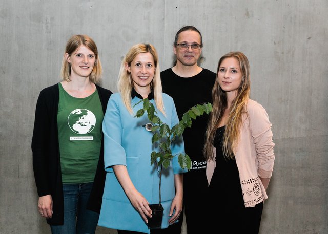 Kulturstadträtin Doris Lang-Mayerhofer und künstlerischer Leiter Gerfried Stocker mit zwei Vertreterinnen von Fridays for Future Linz. | Foto: vog.photo