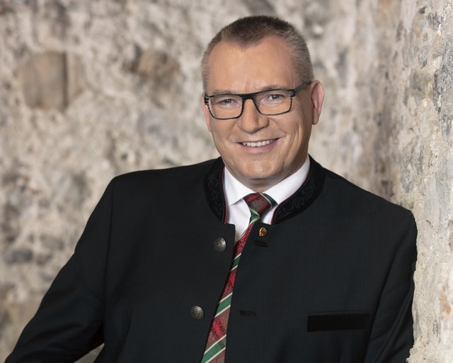 LR Johannes Tratter sieht die Traditionen als wesentliches Fundament des Landes.