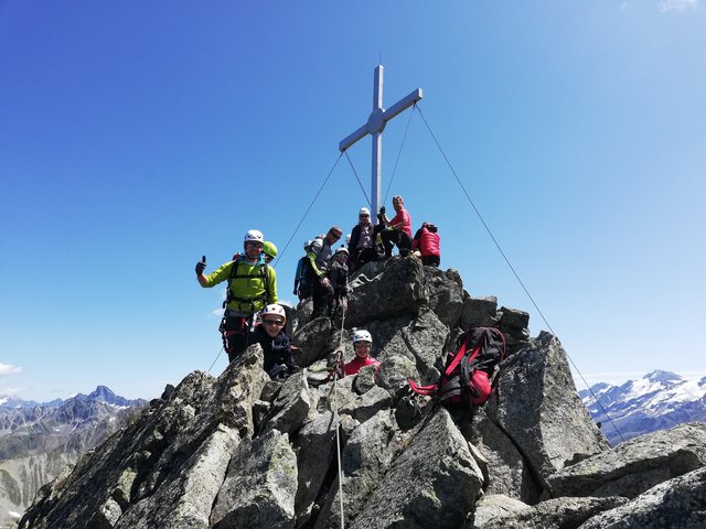 Auf der Plamorterspitze (2.982 Meter) in Nauders feierten 52 Bergsteiger das Jubiläum 50 Jahre Gipfelkreuz. | Foto: Manfred Noggler