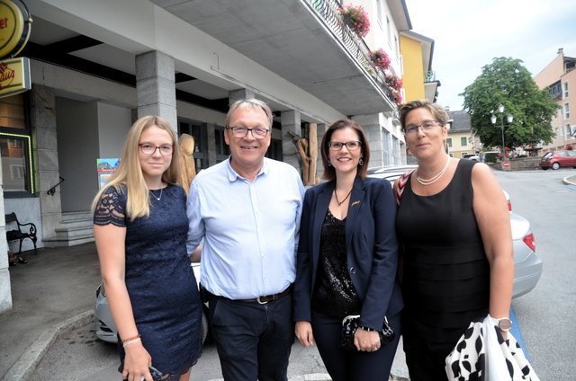 Gemeinderat Roland Marchetti mit Gattin Corinna und Tochter Chiara sowie Klubkollegin Sabine Brandner
