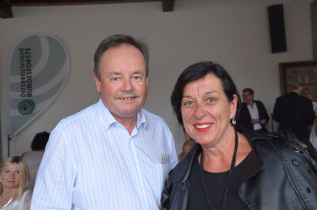Hans Schuster und Schulleiterin Ilse Lackner