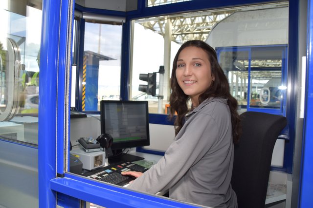 Laura aus Ellbögen arbeitet heuer für sechs Wochen in der Mautstelle: "Es macht Spaß, vielleicht komme ich nächstes Jahr wieder."