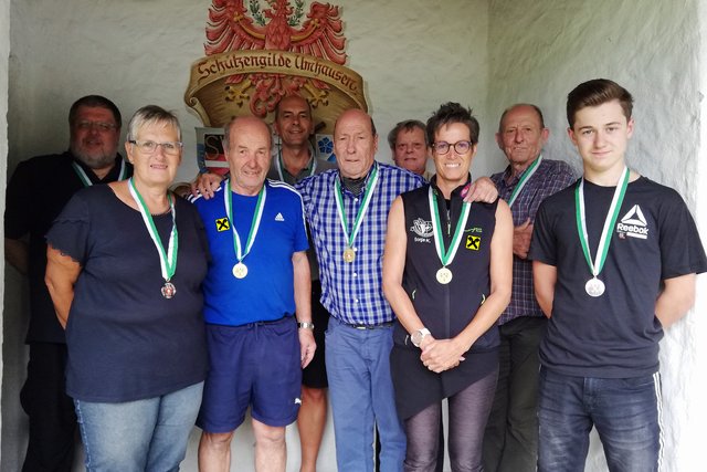Die Medaillengewinner bei den Stehend-Bwerben und dem Bewerb Senioren 3 - siteznd aufgelegt