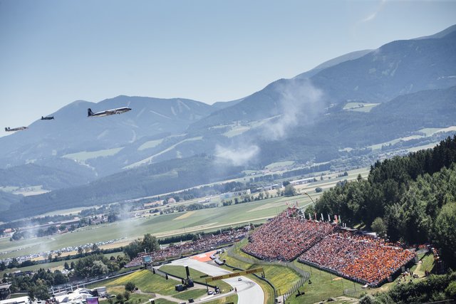 Volle Tribünen gibt es bei Formel 1 und MotoGP. | Foto: RB/Heschl