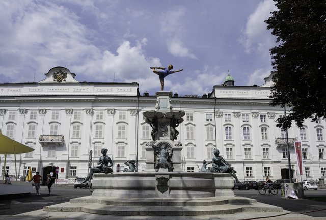 Während der Leopold auf seine Heimkehr aus Wien wartet, werden Innsbrucks BewohnerInnen kreativ. Monika K. Zanolin fotografierte die Szene mit Voltigiererin Sieglinde Schauer am Sockel. | Foto: Monika K. Zanolin