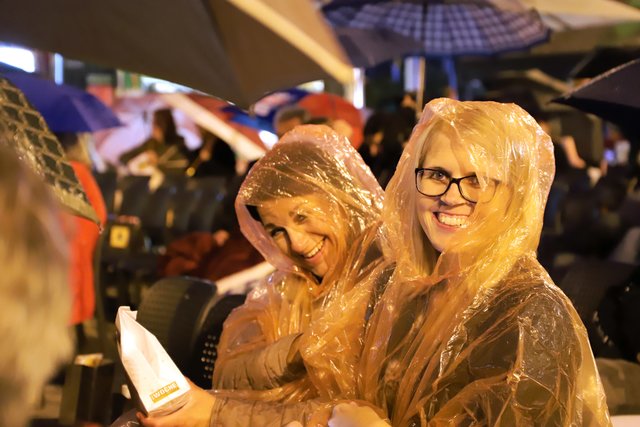 Die besucher trotzden dem Regen und genossen die französische Komödie