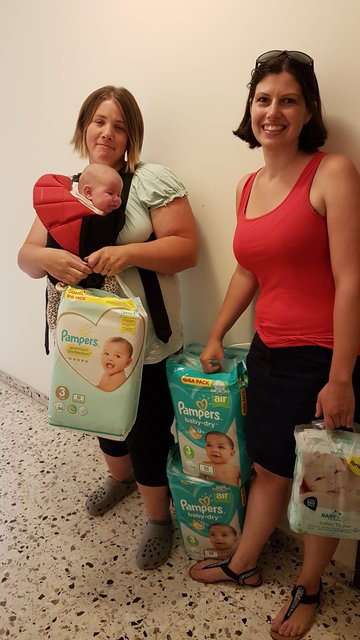 Im Bild Vzbgm. Anita Fisselberger mit der beschenken jungen Mama. | Foto: Willinger