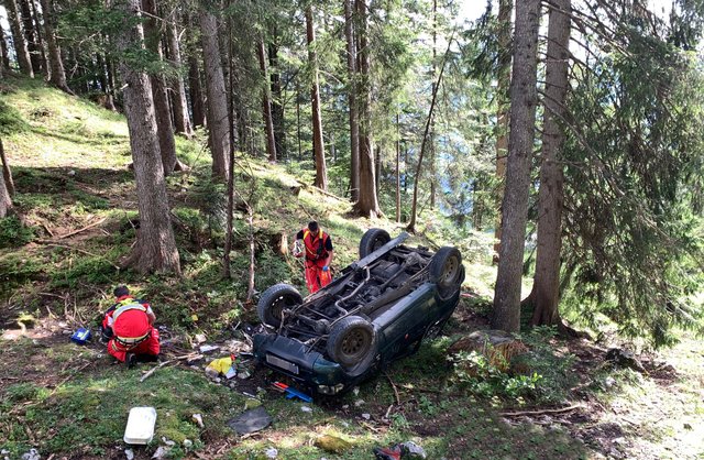 Das Auto überschlug sich beim Absturz mehrmals und kam auf dem Dach liegend zum stillstand. | Foto: ZOOM.Tirol