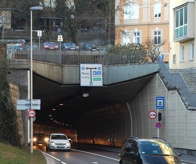20.000 Fahrzeuge täglich passieren den Tunnel unter dem Römerberg. Bis Ende September wird die Anlage saniert – Sperren inklusive.
