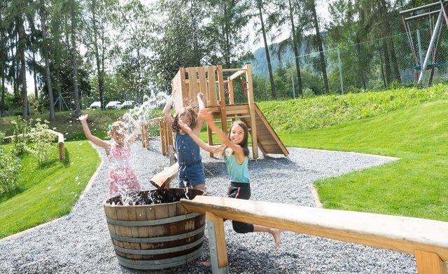 An den Spielstationen entdecken Kinder spielerisch die Kraft des Wassers.  | Foto: TVB Tiroler Oberland / Türker Erisöz 